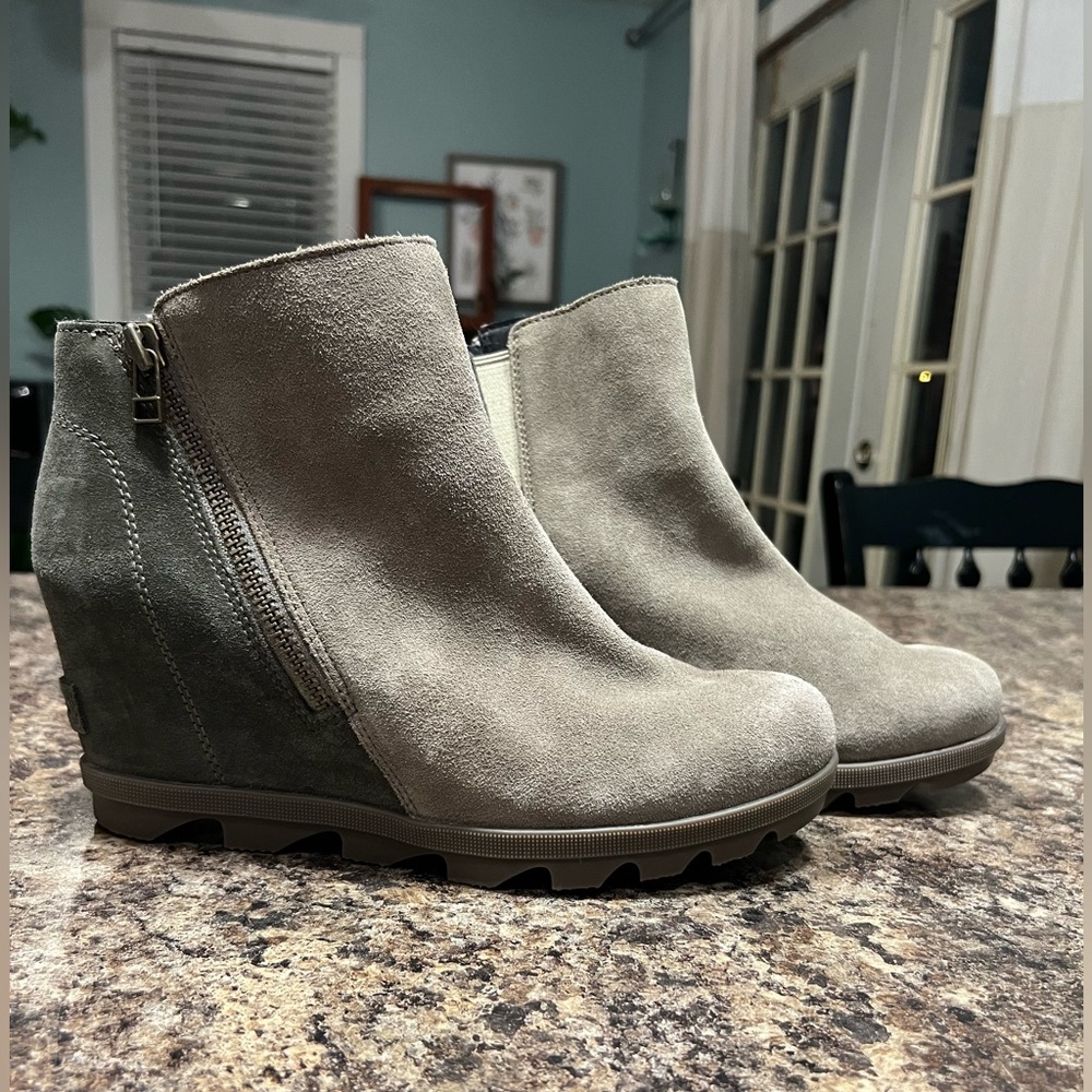 9.5 Sorel wedgie bootie.